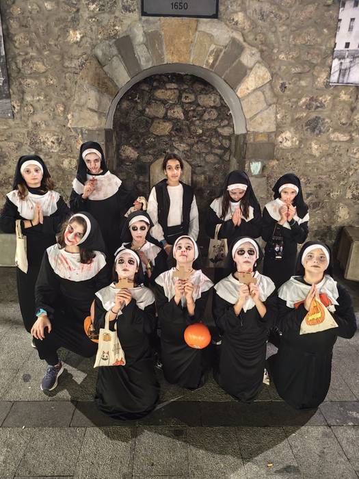 Mamu eta munstro txikiak gozoki eske