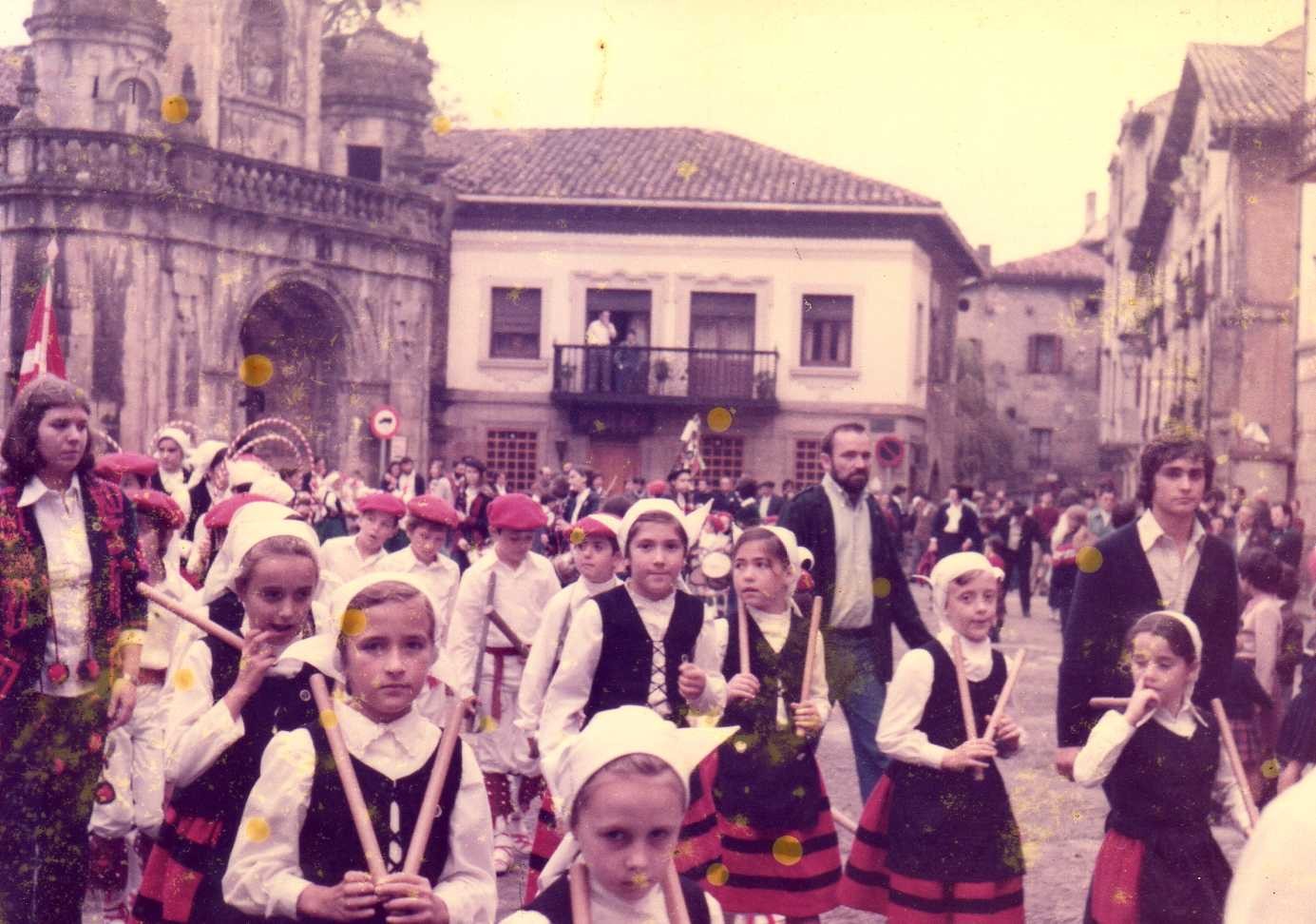 Txikitatik edonora dantzan