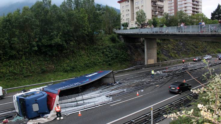 Istripu ikusgarria izan du trailer batek A8 autobidean, Erretsundiko zubi azpian