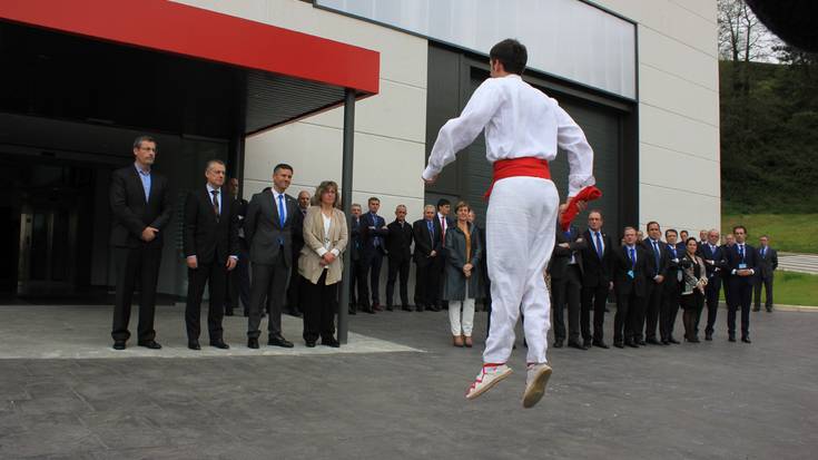 Asmaola eraikina inauguratu du IMHk