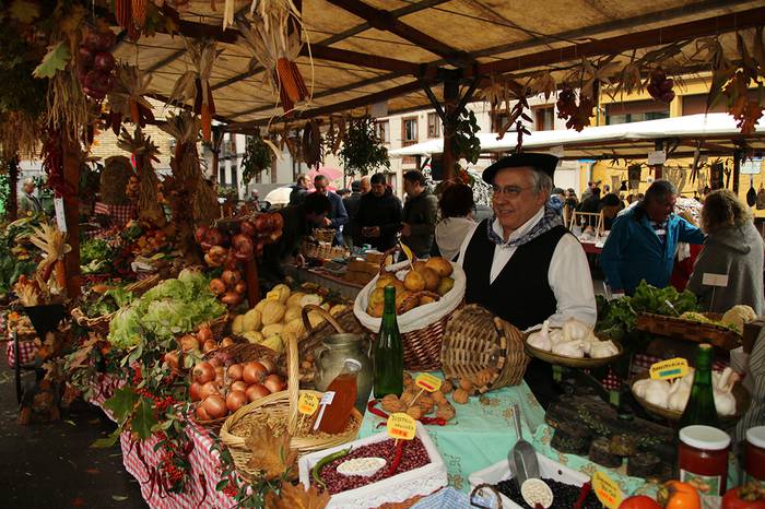 Hogeita hamabi postu eta herriko sagardoen lehiaketa Gaztañerre azokan 