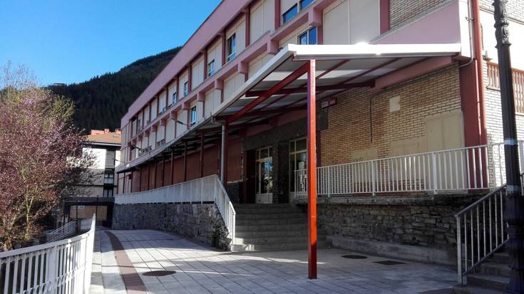 Jarraipen txikiagoa izan du gaur grebak eskolan