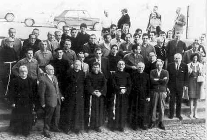 1968an, Arantzazun, euskara batua sortu zuten han bildutako hizkuntzalariek eta idazleek.