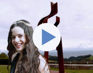 Rosaliak Oteizaren 'Amatasuna' eskultura bisitatu du Itziarren