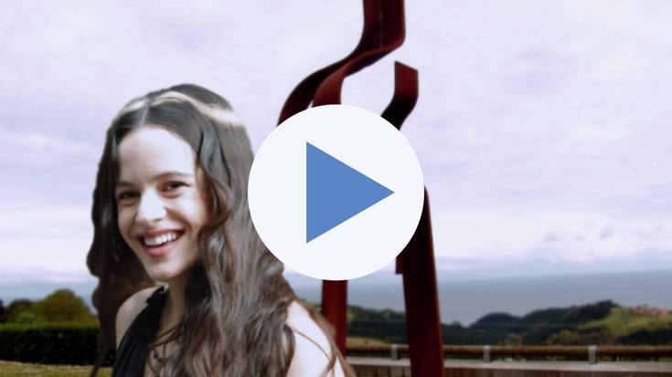 Rosaliak Oteizaren 'Amatasuna' eskultura bisitatu du Itziarren