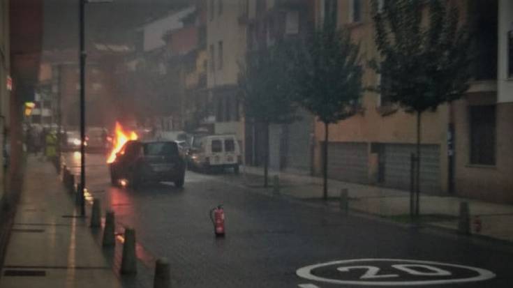 Auto batek su hartu du Anbulatorio ondoan