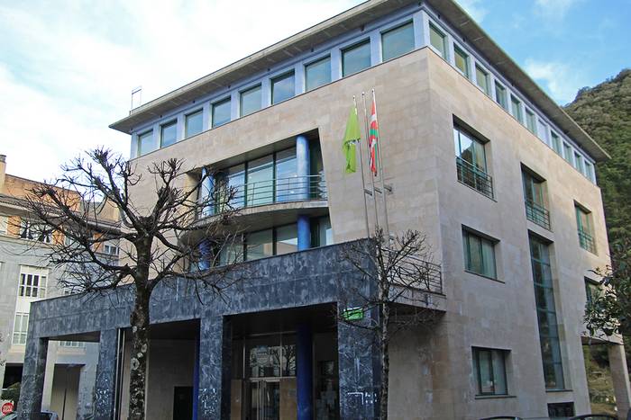 Mendaroko Udaleko Gizarte Zerbitzuek arreta presentziala emateari ekin diote aurrez hitzordua hartuta