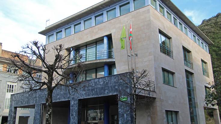 Mendaroko Udaleko Gizarte Zerbitzuek arreta presentziala emateari ekin diote aurrez hitzordua hartuta