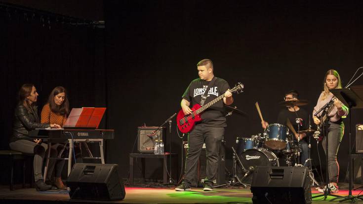 Musika eskolako ikasleen emanaldia Blues Hotsak jaialdian