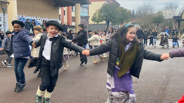 Ozen kantatuz deitu zituzten Mari Domingi eta Olentzero