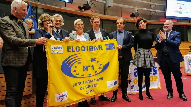 Europako Kirolaren Herri Onenaren Urrezko Bandera jaso du Elgoibarrek Bruselan