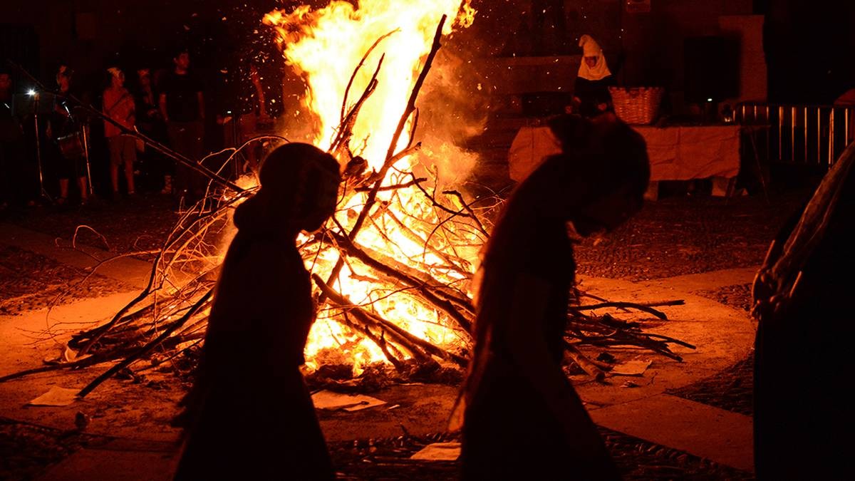 Gaur, ekainak 23, ere berotik babesteko espazioak egokitu ditu Udalak eta Plaza Barrikoa izango da Udate gauez baimendutako su txiki bakarra
