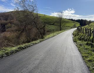 Otarre eta Atxuri baserrien arteko errepidea konpondu eta asfaltatu dute