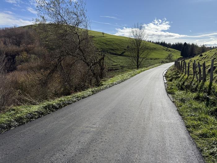 Otarre eta Atxuri baserrien arteko errepidea konpondu eta asfaltatu dute
