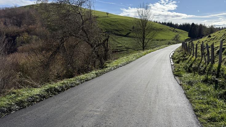 Otarre eta Atxuri baserrien arteko errepidea konpondu eta asfaltatu dute