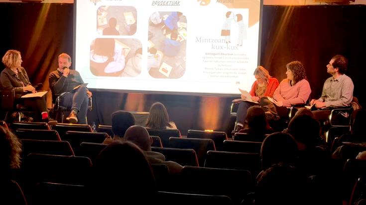"Gaurko eta biharko liburutegiak" solasaldiaren bideoa