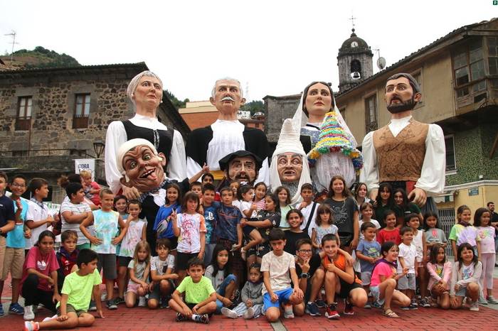 Santiago eta Santa Ana jaietako egitaraua ikusgai