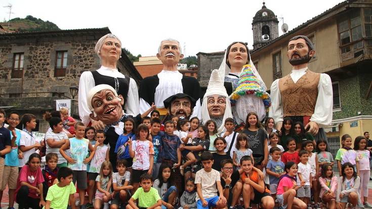 Santiago eta Santa Ana jaietako egitaraua ikusgai