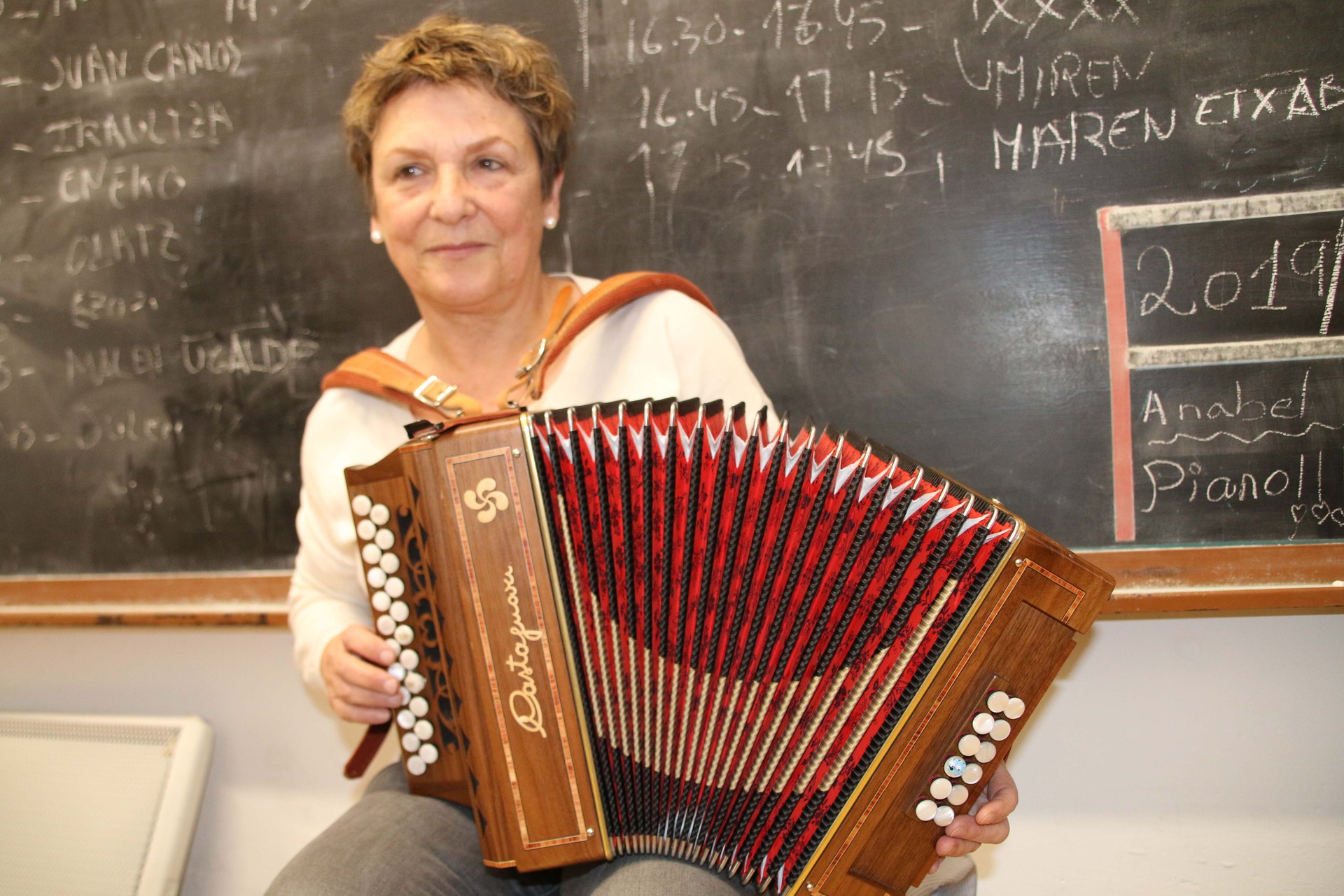 "Jubilatu nintzenean hasi nintzen trikitixa ikasten" Elena Garaikoetxea