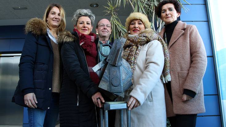 Alfredo Monreal zenak eginiko eskultura oparitu dio sendiak Meka ikastetxeari