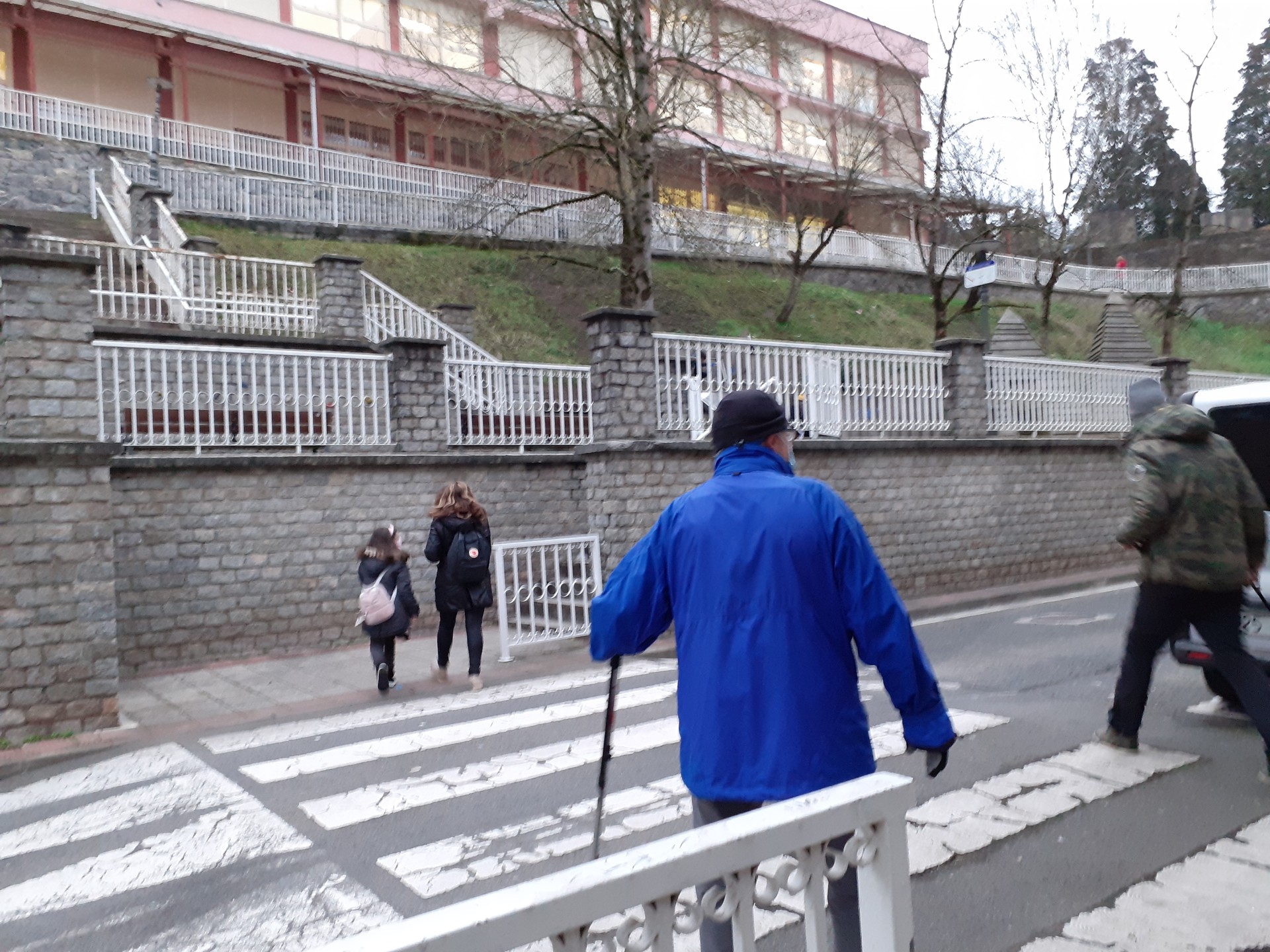 Eskolarako sarreran, ordezko “udaltzaina”