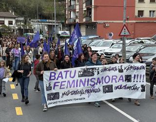 Kaleak eta errepideak hartuta, feminismora batzeko deia egin du Ermuko Mugimendu Feministak