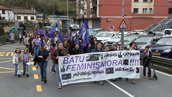 Kaleak eta errepideak hartuta, feminismora batzeko deia egin du Ermuko Mugimendu Feministak