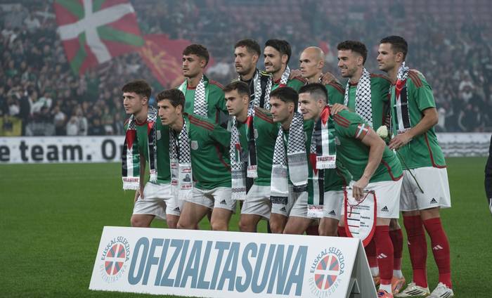 Euskal selekzioaren aldeko argazkia ateratzeko deia egin dute zapaturako