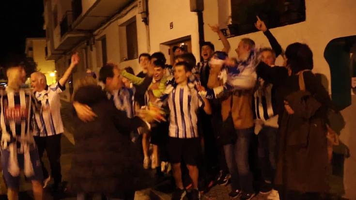 Etxean gelditu ziren mendaroarren poza Realak Espainiako Kopa irabazi berritan