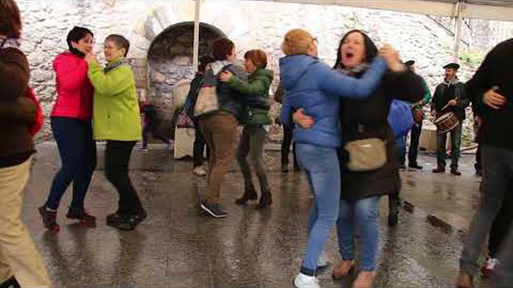 Txistua, kantua eta dantza lagun, giro paregabea Soraluzen
