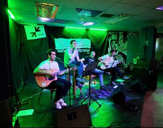 Negu Hurbilak talde oñatiarrak kontzertu akustikoa emango du barikuan, Mendaron