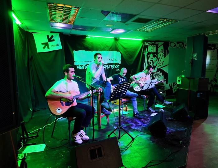 Negu Hurbilak talde oñatiarrak kontzertu akustikoa emango du barikuan, Mendaron