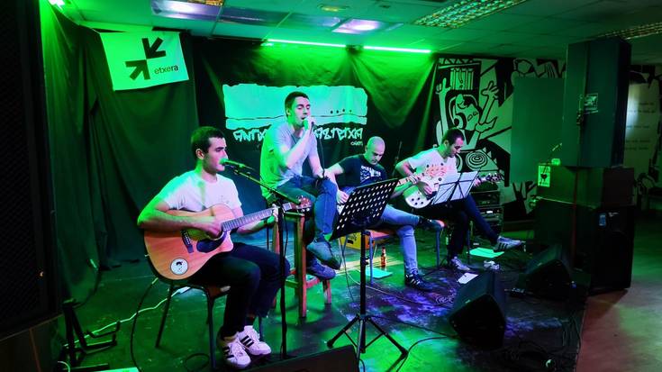 Negu Hurbilak talde oñatiarrak kontzertu akustikoa emango du barikuan, Mendaron