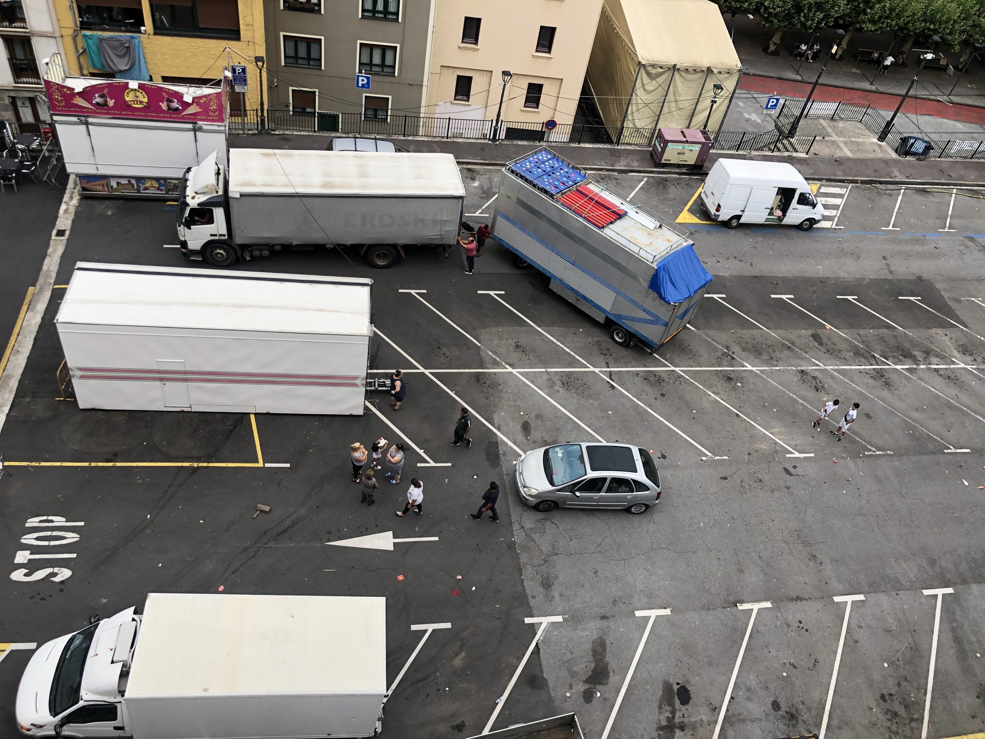Garbiketa egin arte, Erregetxean ezin da aparkatu