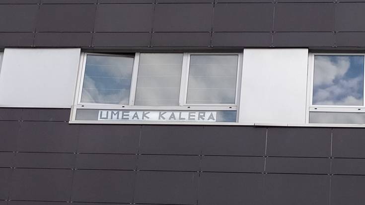 Alarma egoera luzatzeko eta hilaren 27tik 12 urtez azpikoei kalera irteten lagatzeko eskatuko dio Sanchezek Kongresuari