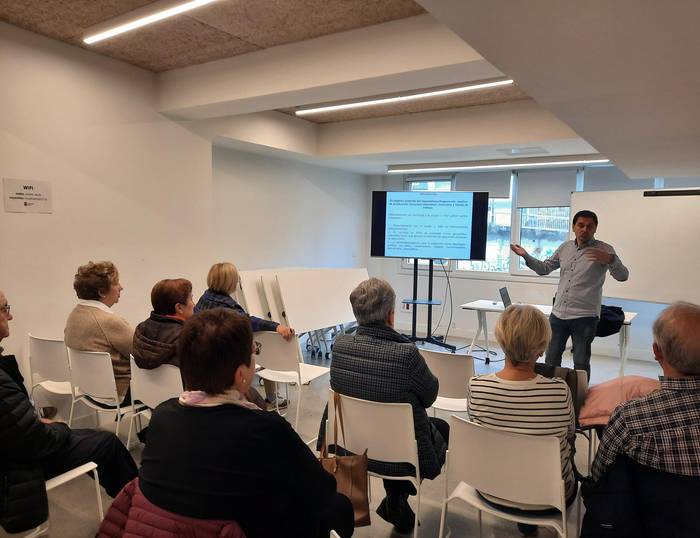 Asier Blas adituak "Mendebaldearen dekadentzia eta hego globalaren igoera" hitzaldia eskaini zuen eguaztenean jendartEKINeko kideentzat