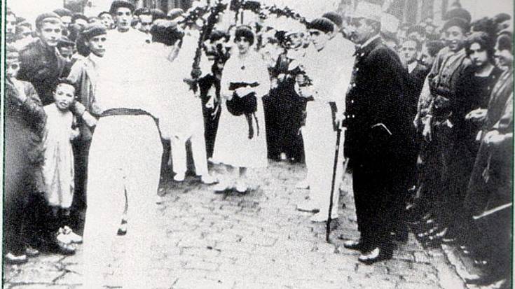 Dantzaren sokak aurrera darraiela aldarrikatu du Haritz dantza taldeak Dantzaren Egunean