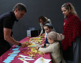 Baserriko jeneroa, artisau lanak, dantza eta musika izan dituzte gaur Mendaroko Kontzezio azokan