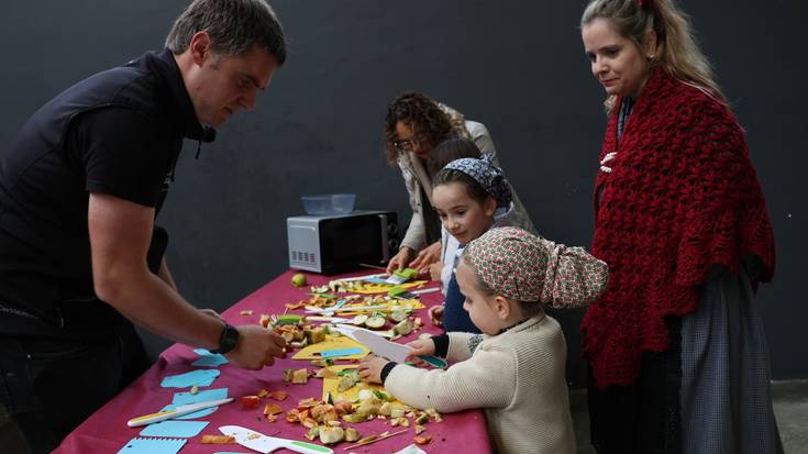Baserriko jeneroa, artisau lanak, dantza eta musika izan dituzte gaur Mendaroko Kontzezio azokan
