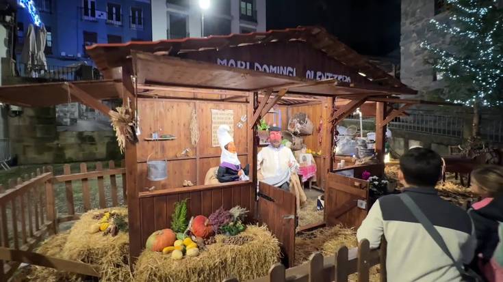 Zabaldu zuten Olentzeroren eta Mari Domingiren txabola eta Gabonetako argiak piztu ekitaldi jendetsuan