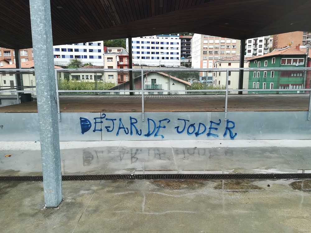 Pintadak azaldu dira kiroldegian, berriro ere
