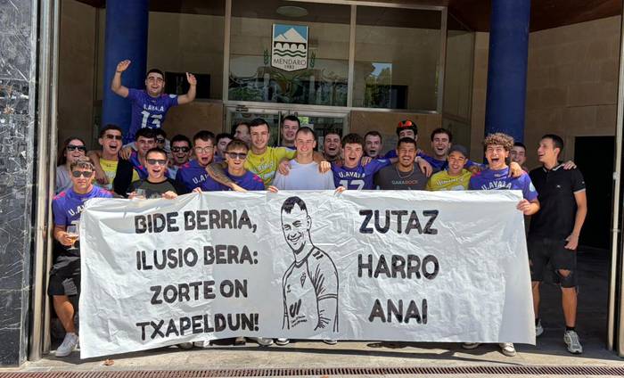 Kuadrillakoen agur beroa jaso du Unai Ayala atezain mendaroarrak, Salamancak fitxatu berritan