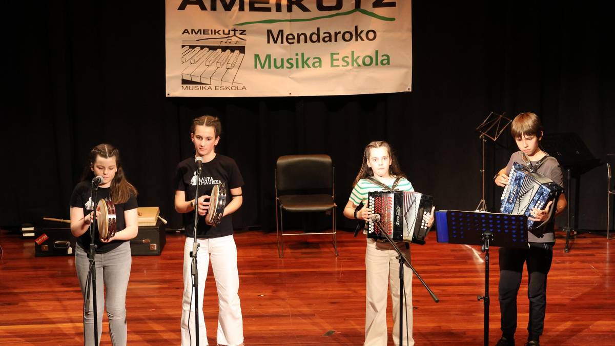 Trikitixa taldekoen emanaldiarekin hasi du Mendaroko Ameikutz musika ...