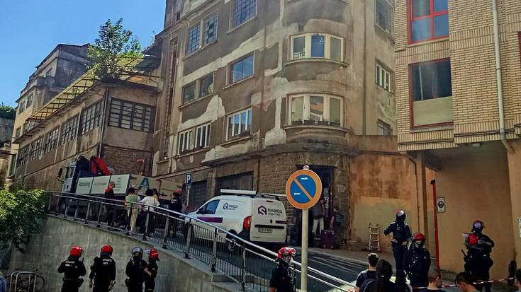 Ertzaintza Eibarko Gaztetxea husten hasi da, eta mobilizatzera deitu dute Gazte Asanbladatik