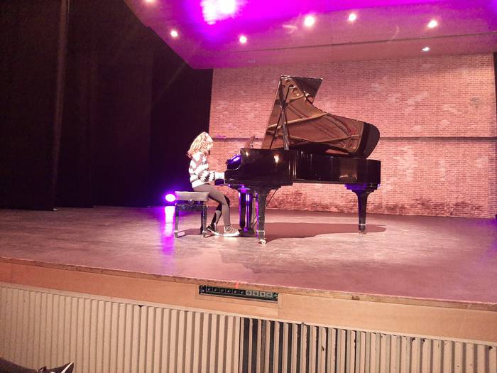 Musika Eskolako pianojoleak Arrasateko Amaia Antzokian
