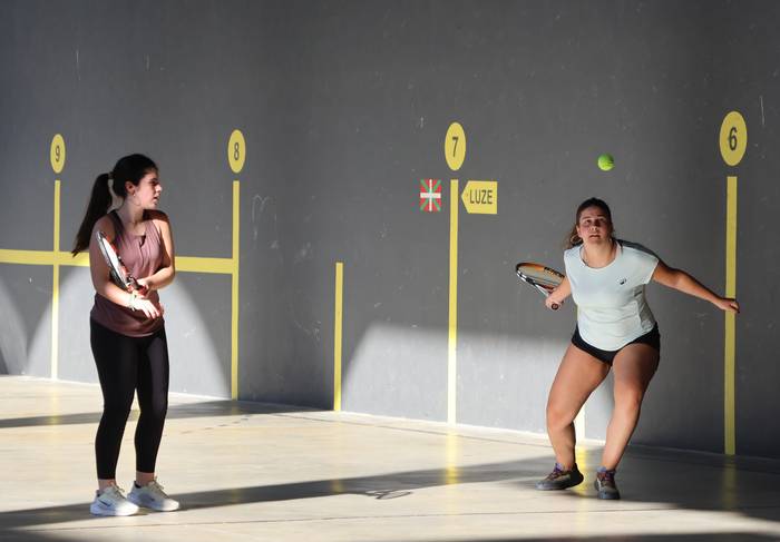 Mendaroko frontenis txapelketan zehaztu dira emakumezkoen finalerdiak