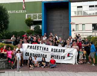 Ontzidiaren erasoa eta Gazako setioa salatzeko elkarretaratu ziren atzo Mallabian; gaur Ermuan