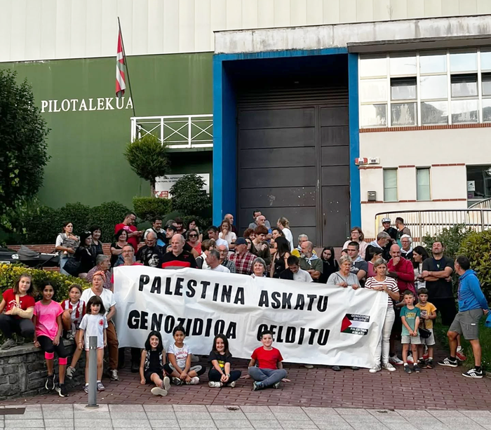 Ontzidiaren erasoa eta Gazako setioa salatzeko elkarretaratu ziren atzo Mallabian; gaur Ermuan