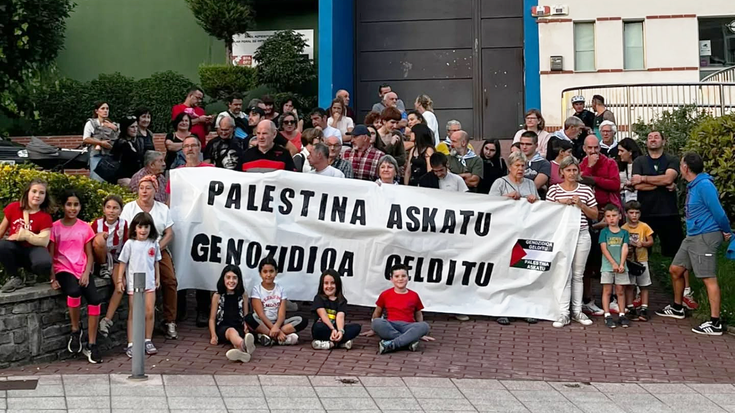 Ontzidiaren erasoa eta Gazako setioa salatzeko elkarretaratu ziren atzo Mallabian; gaur Ermuan