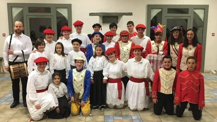 Zuberoako Idauze-Mendi herriko maskaradetan hartu dute parte Haritzeko kideek